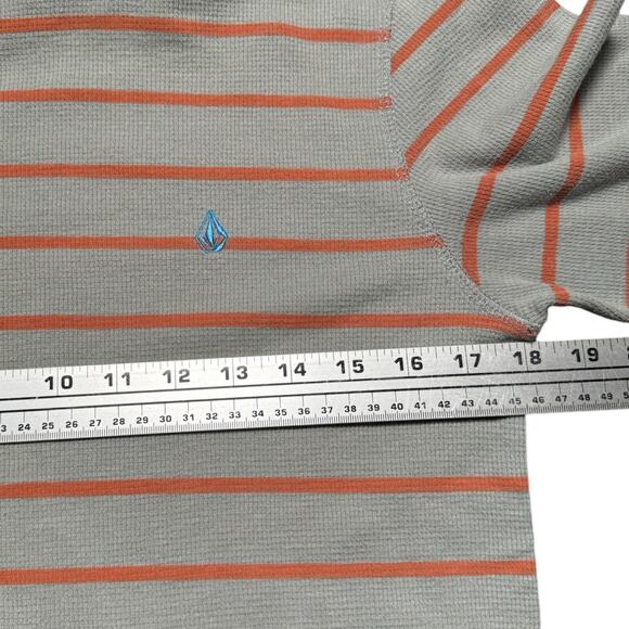 Vintage Y2K Volcom Skateboards Gray Striped Thermal Mens Small Skater Surf - Picture 5 of 6